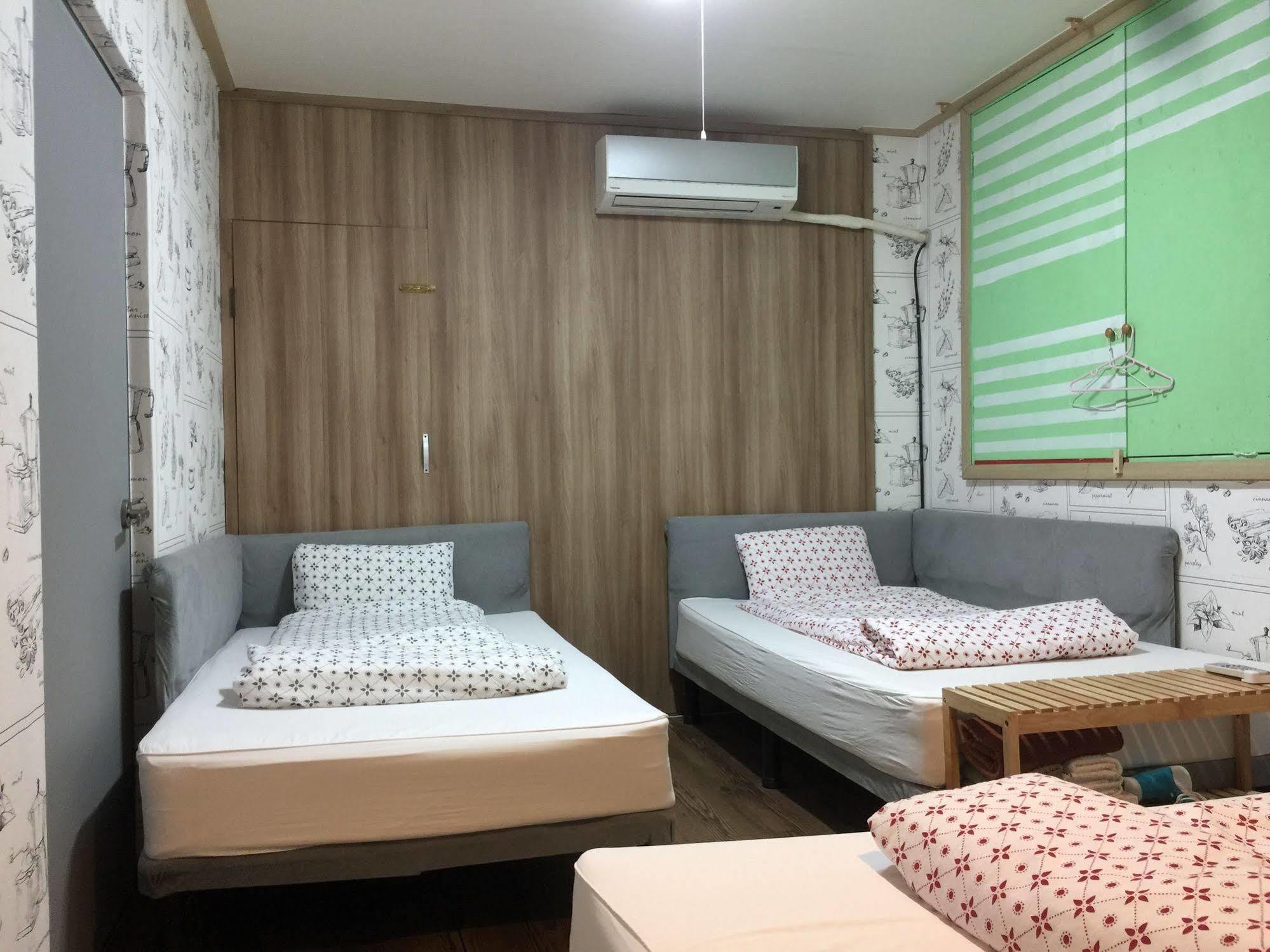 Backpackers In Jeju City Center Exteriör bild