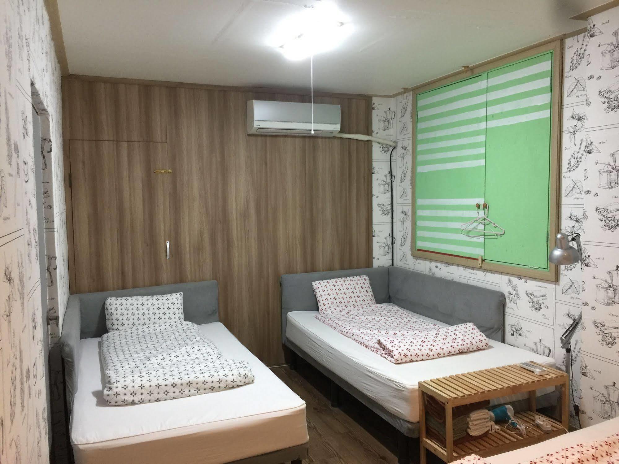 Backpackers In Jeju City Center Exteriör bild