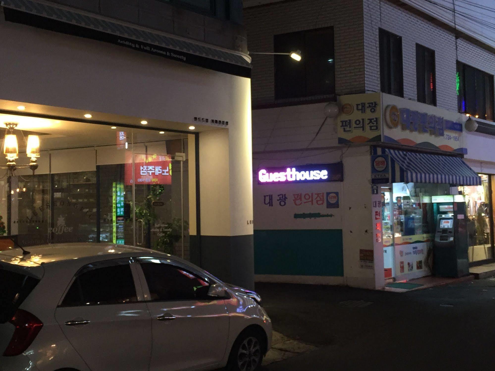 Backpackers In Jeju City Center Exteriör bild